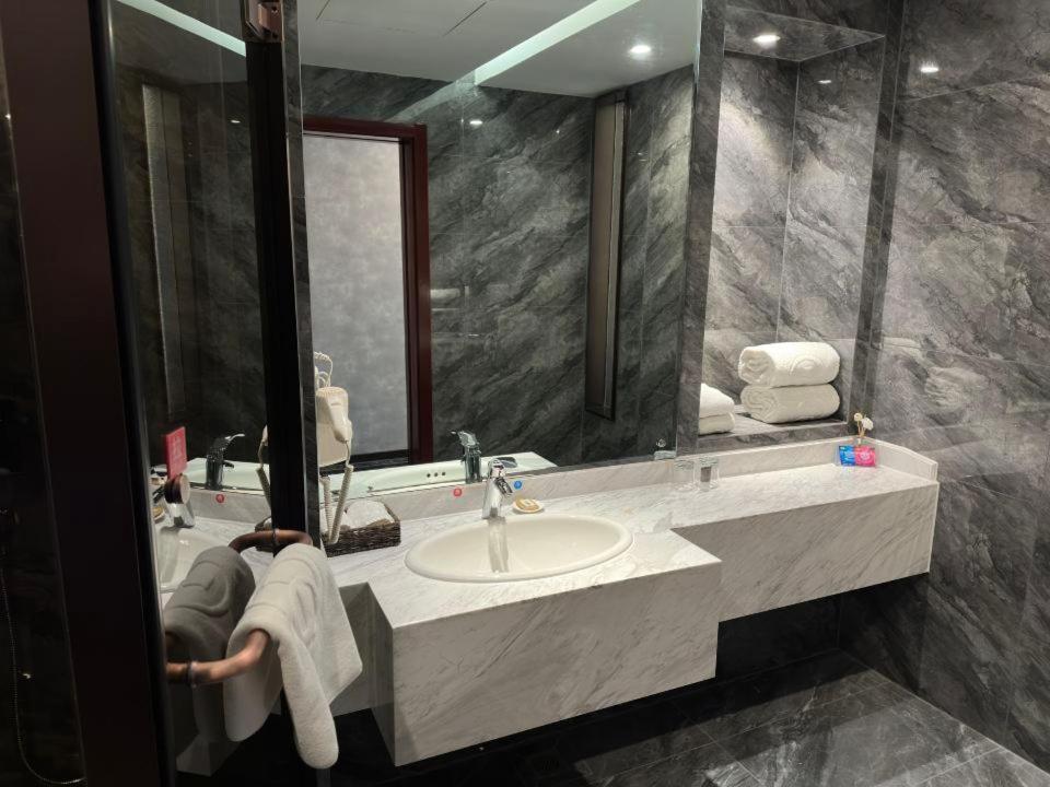 Beijing Jingyi Hotel Экстерьер фото